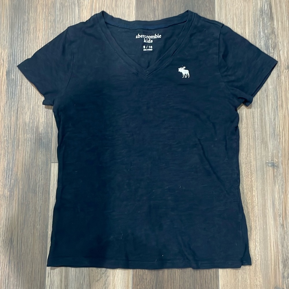 Abercrombie kids size 9/10 V-neck T-shirt. Black.